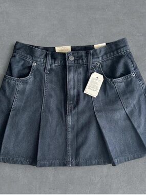 Levi's black pleated denim mini skirt
Size US 6, Waist US 28
NWT, never worn